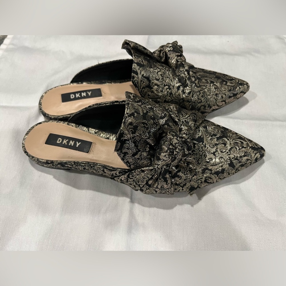 DKNY Pier Bow Mues Size 6